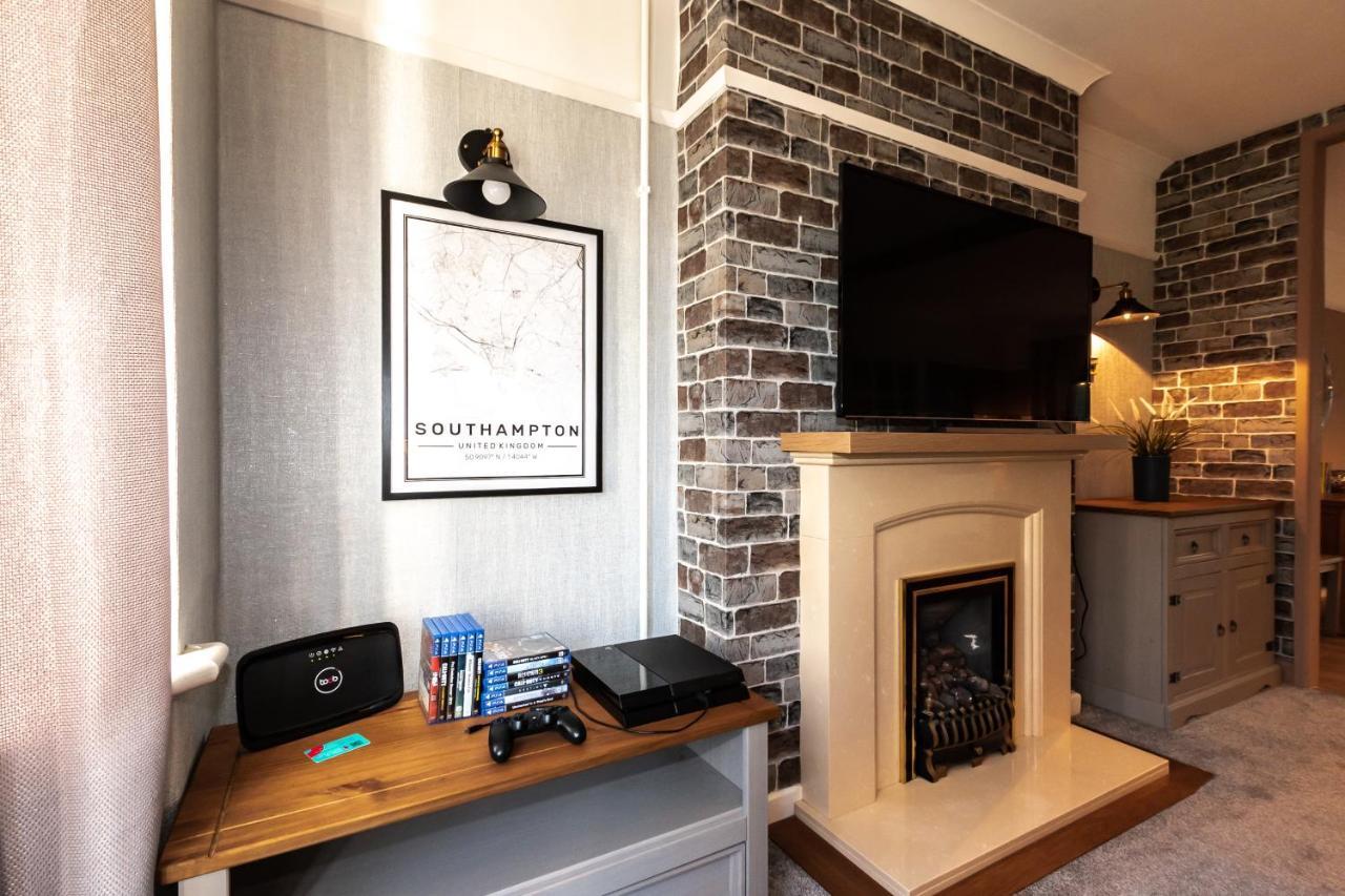 Cheerful 3-Bedroom Douglas House With Patio Southampton Ngoại thất bức ảnh